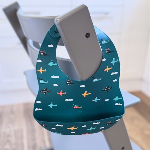 Silicone bib with plane print